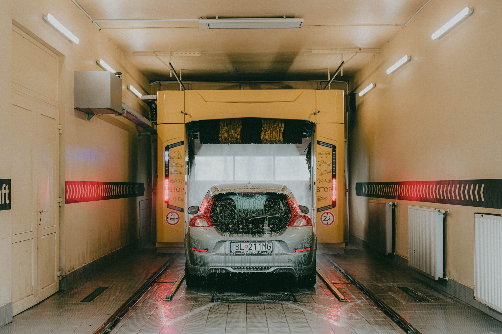 Een auto wordt gewassen in een roll-over